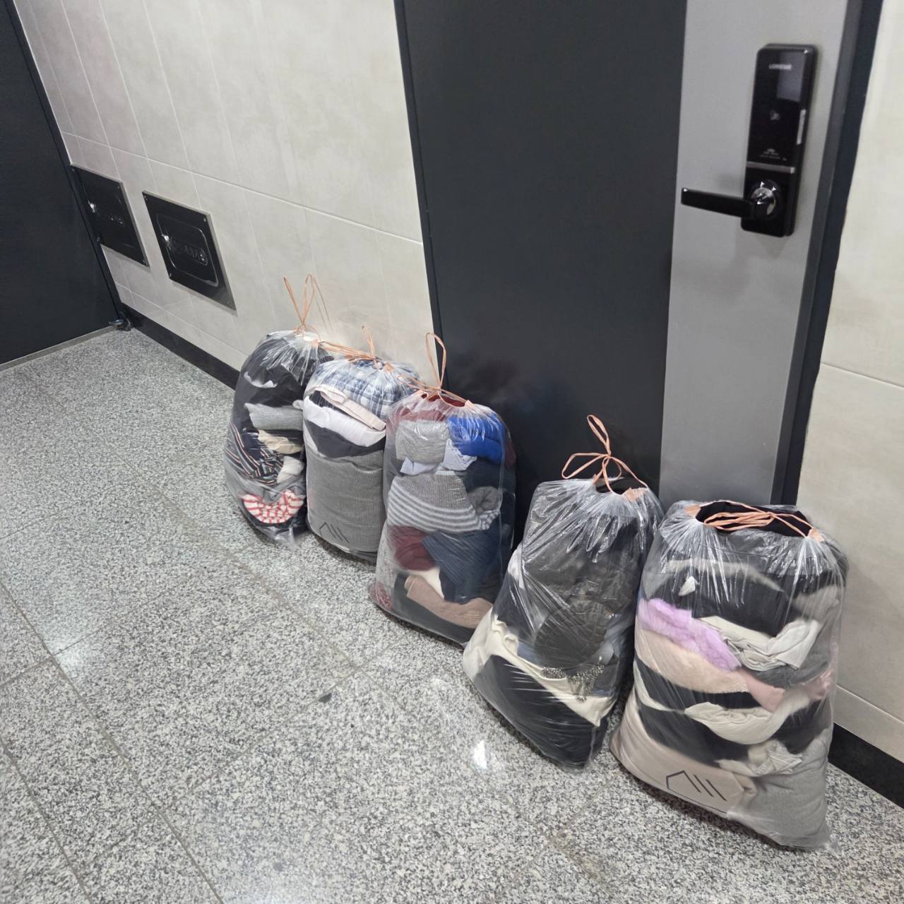 마포구 마포구 헌옷수거, 봉투가 여러 개라면? 집 앞 방문수거로 간편하게 정리하세요, 망원·성산·상암·공덕 방문수거 안내 수거 현장 사진 2
