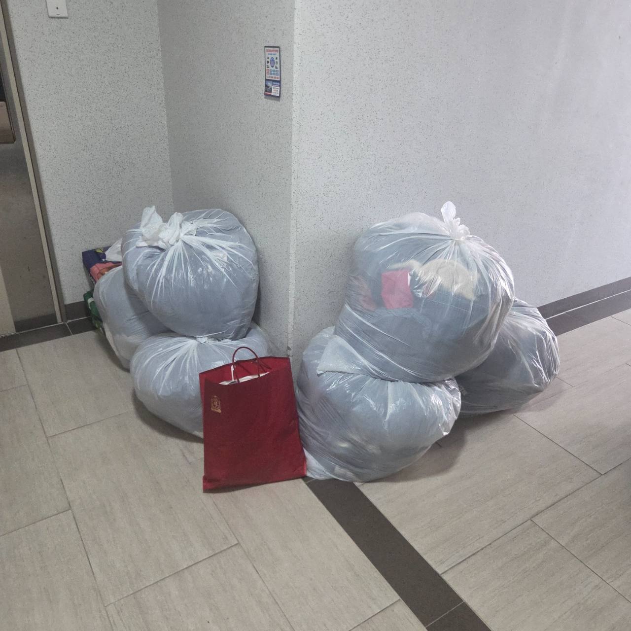 마포구 마포구 헌옷수거, 봉투가 여러 개라면? 집 앞 방문수거로 간편하게 정리하세요, 망원·성산·상암·공덕 방문수거 안내 수거 현장 사진 3